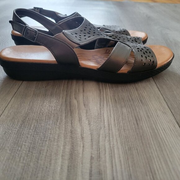 Easy Street Womens Sandals 11M Silver Open-Toe Perforated Design Adjustable Stra - Picture 4 of 6